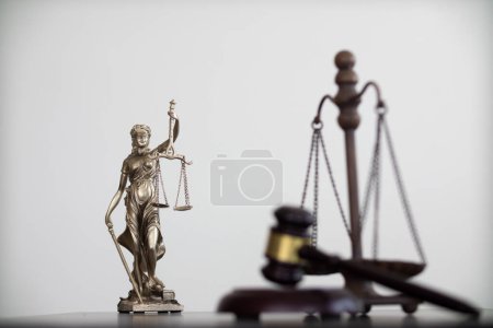 Téléchargez les photos : Statue du dieu Themis Lady Justice est utilisé comme symbole de la justice au sein du cabinet d'avocats pour démontrer la véracité des faits et le pouvoir de juger sans préjudice. Themis Lady Justice est de justice. - en image libre de droit