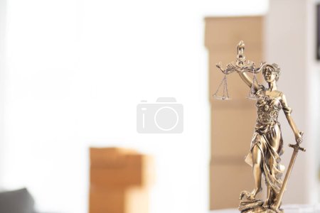 Téléchargez les photos : Statue du dieu Themis Lady Justice est utilisé comme symbole de la justice au sein du cabinet d'avocats pour démontrer la véracité des faits et le pouvoir de juger sans préjudice Themis Lady Justice est de la justice. Espace de copie - en image libre de droit