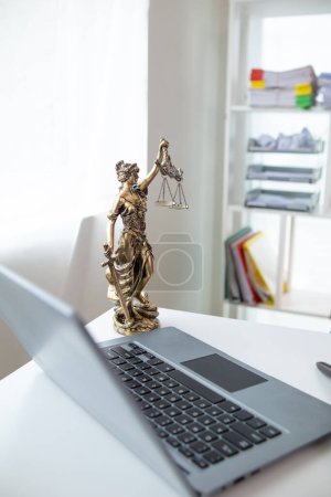 Téléchargez les photos : Statue du dieu Themis Lady Justice est utilisé comme symbole de la justice au sein du cabinet d'avocats pour démontrer la véracité des faits et le pouvoir de juger sans préjudice Themis Lady Justice est de la justice. Espace de copie - en image libre de droit