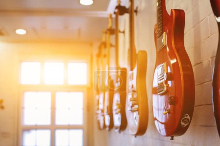Téléchargez les photos : Guitares qui ont été conservées dans la salle de pratique musicale C'est une guitare qui est fournie aux musiciens pour pratiquer et apprendre avant de jouer afin de réduire l'erreur de jouer de la guitare sur scène. - en image libre de droit