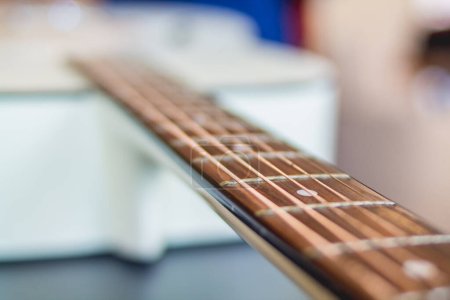 Téléchargez les photos : Guitares qui ont été conservées dans la salle de pratique musicale C'est une guitare qui est fournie aux musiciens pour pratiquer et apprendre avant de jouer afin de réduire l'erreur de jouer de la guitare sur scène. - en image libre de droit