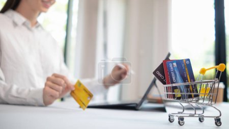 Téléchargez les photos : Carte de crédit sont couramment utilisés aujourd'hui, car ils sont pratiques pour l'achat de produits dans les magasins réguliers et les magasins en ligne peuvent acheter des produits par l'application en payant par carte de crédit. - en image libre de droit