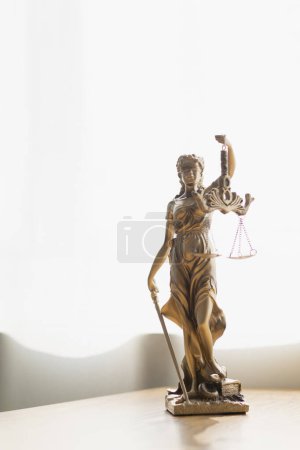 Statue des Gottes Themis Lady Justice wird als Symbol der Gerechtigkeit innerhalb der Kanzlei verwendet, um die Wahrhaftigkeit von Tatsachen und die Macht, ohne Vorurteile zu urteilen, zu demonstrieren. Hemis Lady Justice Symbol für Ehrlichkeit und Gerechtigkeit.