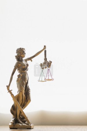 Téléchargez les photos : Statue du dieu Themis Lady Justice est utilisé comme symbole de la justice au sein du cabinet d'avocats démontrer la véracité des faits et le pouvoir de juger sans préjudice. hemis Lady Justice symbole d'honnêteté et de justice. - en image libre de droit