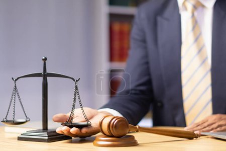 Les échelles en laiton sont placées sur les bureaux des avocats dans les bureaux de conseils juridiques comme symbole d'équité et d'intégrité dans le processus décisionnel de la Haute Cour. Échelles en laiton ont été utilisés comme un symbole d'honnêteté et de justice.