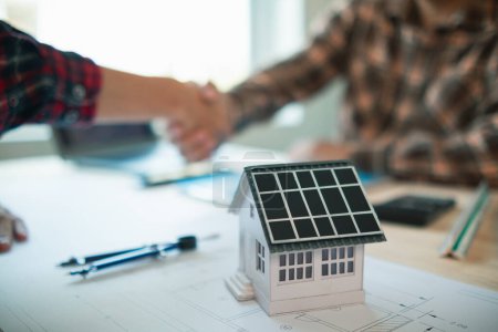 Das Team aus Ingenieuren und Designern hat sich zusammengefunden, um ein energiesparendes Haus oder ein grünes Energiehaus zu entwerfen, das natürliche Energie wie Windräder und Solarzellen nutzt, um Strom für zu Hause zu erzeugen..