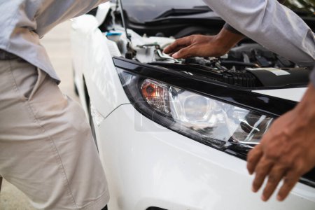 mécaniciens de centre de service de voiture vérifient l'état de la voiture et le moteur assurez-vous qu'ils sont prêts à l'emploi et en parfait état selon la garantie du centre. inspections périodiques des véhicules pour la sécurité de la conduite.
