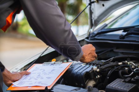 mécaniciens de centre de service de voiture vérifient l'état de la voiture et le moteur assurez-vous qu'ils sont prêts à l'emploi et en parfait état selon la garantie du centre. inspections périodiques des véhicules pour la sécurité de la conduite.
