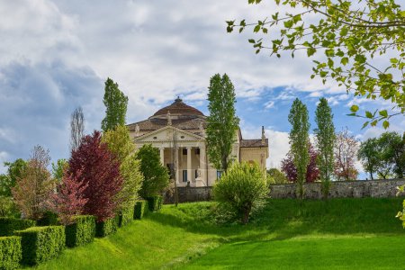 Téléchargez les photos : Villa Almerico Capra connue sous le nom de La Rotonda est une villa vénitienne près de Vicence. C'est l'un des bâtiments les plus célèbres et les plus imités de l'histoire de l'architecture moderne ; c'est sans doute la villa la plus célèbre de Palladio. - en image libre de droit