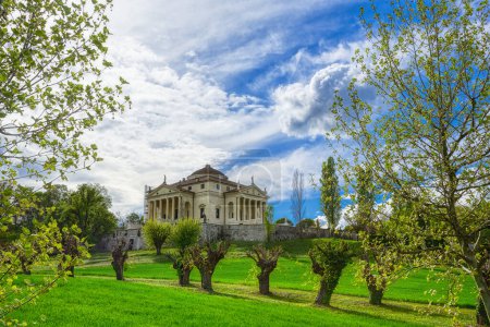 Téléchargez les photos : Villa Almerico Capra connue sous le nom de La Rotonda est une villa vénitienne près de Vicence. C'est l'un des bâtiments les plus célèbres et les plus imités de l'histoire de l'architecture moderne ; c'est sans doute la villa la plus célèbre de Palladio. - en image libre de droit