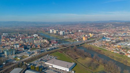 Téléchargez les photos : La ville d'aak, Serbie, du drone - en image libre de droit