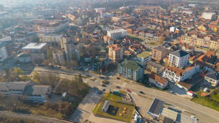 Téléchargez les photos : La ville d'aak, Serbie, du drone - en image libre de droit