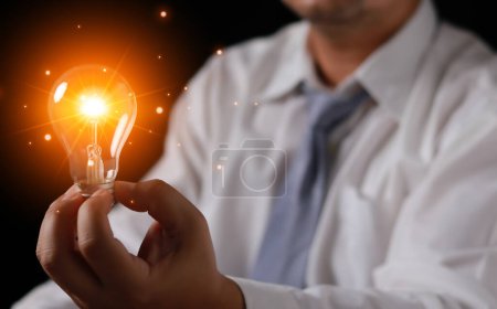 Homme d'affaires main tenir ampoule pour une bonne idée. remue-méninges idée créative. Inspiration. 
