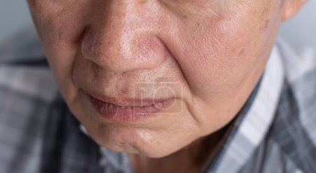 Foto de Poros agrandados en la cara del sudeste asiático, anciano chino con pliegues en la piel. - Imagen libre de derechos
