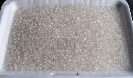 Téléchargez les photos : Nouveaux cristaux de gel de silice. C'est un déshydratant. Il adsorbe et retient la vapeur d'eau. - en image libre de droit