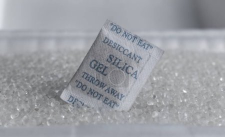 Téléchargez les photos : Sachet of new silica gel crystals. It is a desiccant. It adsorbs and holds water vapor. - en image libre de droit