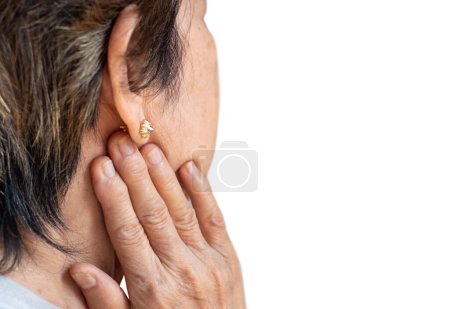 Téléchargez les photos : Douleur derrière l'oreille d'une patiente asiatique. Elle ressent des maux d'oreille et des douleurs ganglionnaires. - en image libre de droit