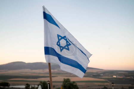Israelische Flagge im Sonnenuntergang