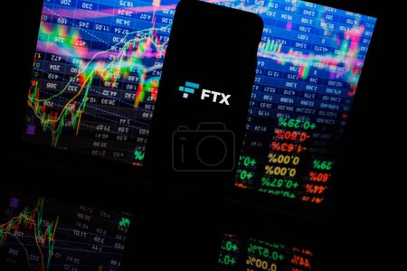 Foto de Logo de la empresa FTX en el fondo de stock. FTX Trading Ltd., comúnmente conocida como FTX es una compañía en quiebra que anteriormente operaba un intercambio de criptomonedas. Foto de alta calidad - Imagen libre de derechos