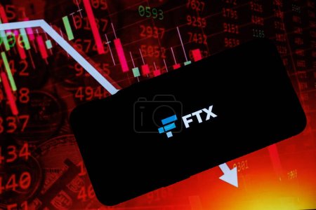 Téléchargez les photos : FTX logo de l'entreprise en stock fond. FTX Trading Ltd., communément appelé FTX est une société en faillite qui exploitait auparavant un bureau de change crypto-monnaie. Photo de haute qualité - en image libre de droit