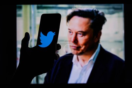 Foto de Vilnius, Lituania - 2023 6 de febrero: Elon Musk cuenta de twitter en la pantalla del teléfono móvil. Logo de Twitter en segundo plano - Imagen libre de derechos