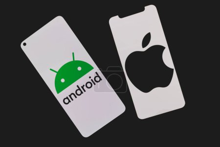 Foto de Smartphones Android y Apple Iphone. Iphone IOS versus sistemas operativos Android. Foto de alta calidad - Imagen libre de derechos