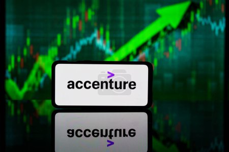 Foto de Nueva York, Estados Unidos de América - 2023 10 de marzo: Accenture company on stock market. Acentuar el éxito financiero y el beneficio - Imagen libre de derechos