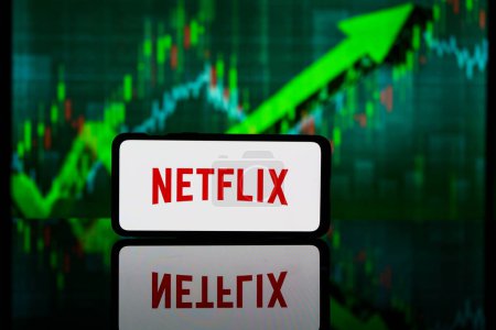 Foto de Nueva York, Estados Unidos de América - 2023 10 de marzo: Netflix company on stock market. Netflix éxito financiero y beneficios - Imagen libre de derechos
