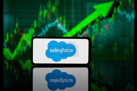 Foto de Nueva York, Estados Unidos de América - 2023 10 de marzo: Salesforce company on stock market. Salesforce éxito financiero y beneficio - Imagen libre de derechos