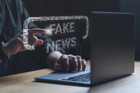 Fake-News-Konzept Mann zeigt auf Fake-News-Text Hochwertiges Foto