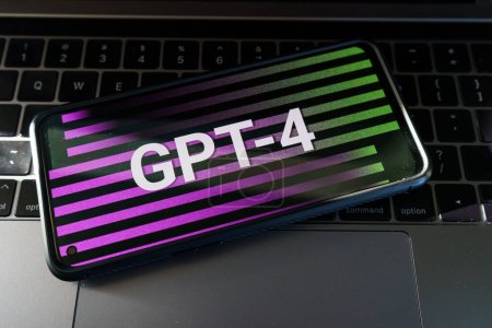 Foto de Kaunas, Lituania - 2023 Mar 16: GPT - 4 en las pantallas. OpenAI lanzó una nueva versión de GPT 4. ChatGPT AI chatbot. Foto de alta calidad - Imagen libre de derechos