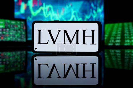 Foto de Nueva York, Estados Unidos de América - 2023 29 de marzo: LVMH company on stock market. LVMH éxito financiero y beneficios - Imagen libre de derechos