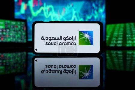 Foto de Nueva York, Estados Unidos de América - 2023 29 de marzo: Saudi aramco company on stock market. Arabia Saudita éxito financiero y beneficio - Imagen libre de derechos