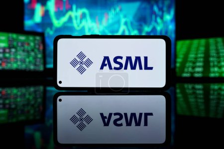 Foto de Nueva York, Estados Unidos de América - 2023 29 de marzo: ASML company on stock market. ASML éxito financiero y beneficio - Imagen libre de derechos