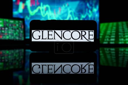 Foto de Nueva York, Estados Unidos de América - 2023 29 de marzo: Glencore company on stock market. Glencore éxito financiero y beneficios - Imagen libre de derechos