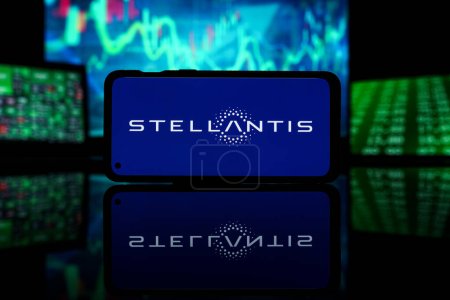 Foto de Nueva York, Estados Unidos de América - 2023 29 de marzo: Stellantis company on stock market. Stellantis éxito financiero y beneficio - Imagen libre de derechos