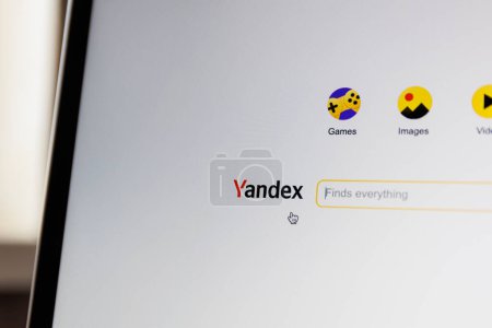 Téléchargez les photos : Kaunas, Lituanie - 2023 12 mars : Gros plan sur le site de Yandex à l'écran du PC. Photo de haute qualité - en image libre de droit