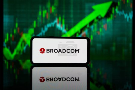 Foto de Nueva York, Estados Unidos de América - 2023 10 de marzo: Broadcom company on stock market. Broadcom éxito financiero y beneficio - Imagen libre de derechos