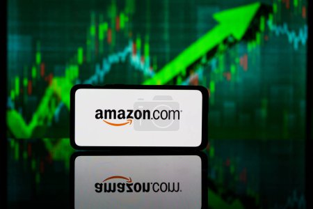 Foto de Nueva York, Estados Unidos de América - 2023 10 de marzo: Amazon company on stock market. Amazon éxito financiero y beneficio - Imagen libre de derechos