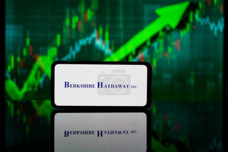 Foto de Nueva York, Estados Unidos de América - 2023 10 de marzo: Berkshire Hathaway company on stock market. Berkshire Hathaway éxito financiero y beneficios - Imagen libre de derechos
