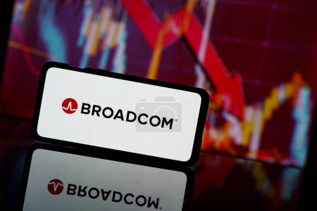 Foto de París, Francia - 2023 Marzo 13: Las acciones de la compañía Broadcom bajan en el mercado de valores. Broadcom crisis financiera de la empresa y el fracaso. Desplome económico - Imagen libre de derechos