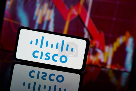 Foto de París, Francia - 2023 Marzo 13: Las acciones de la compañía Cisco bajan en bolsa. Cisco crisis financiera de la empresa y el fracaso. Desplome económico - Imagen libre de derechos