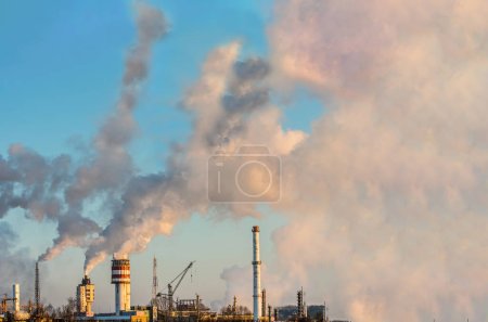 Téléchargez les photos : Fumée industrielle massive provenant de la cheminée de l'usine. Le réchauffement climatique. Pollution au dioxyde de carbone. Photo de haute qualité - en image libre de droit