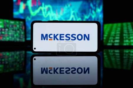 Foto de Nueva York, Estados Unidos de América - 2023 29 de marzo: McKesson company on stock market. McKesson éxito financiero y beneficios - Imagen libre de derechos