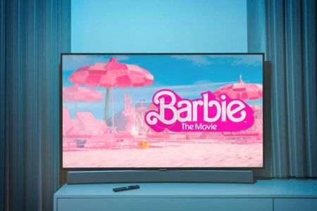 Téléchargez les photos : Kaunas, Lituanie - 2023 22 juillet : Le logo et l'affiche du film Barbie sur l'écran de télévision. Photo de haute qualité - en image libre de droit