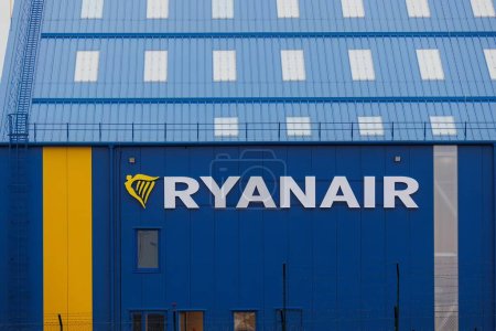 Kaunas, Litauen - 2023 12. Februar: Ryanair-Flugzeugbasis mit Ryanair-Markenlogo auf dem Gebäude. Hochwertiges Foto
