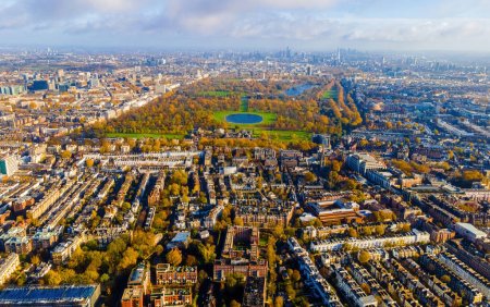 Luftaufnahme von West Kensigton und Hyde Park in London im Herbst, England, Großbritannien