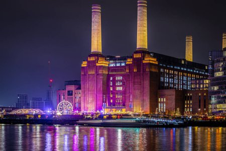 Foto de Vista de la central eléctrica de Battersea durante la Navidad en Londres, Reino Unido - Imagen libre de derechos