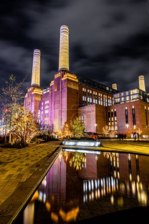 Foto de Vista de la central eléctrica de Battersea durante la Navidad en Londres, Reino Unido - Imagen libre de derechos