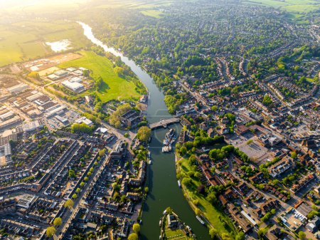 Foto de Vista aérea de Caversham, un suburbio de Reading, Inglaterra, situado justo al norte del centro de la ciudad a través del río Támesis, Reino Unido - Imagen libre de derechos